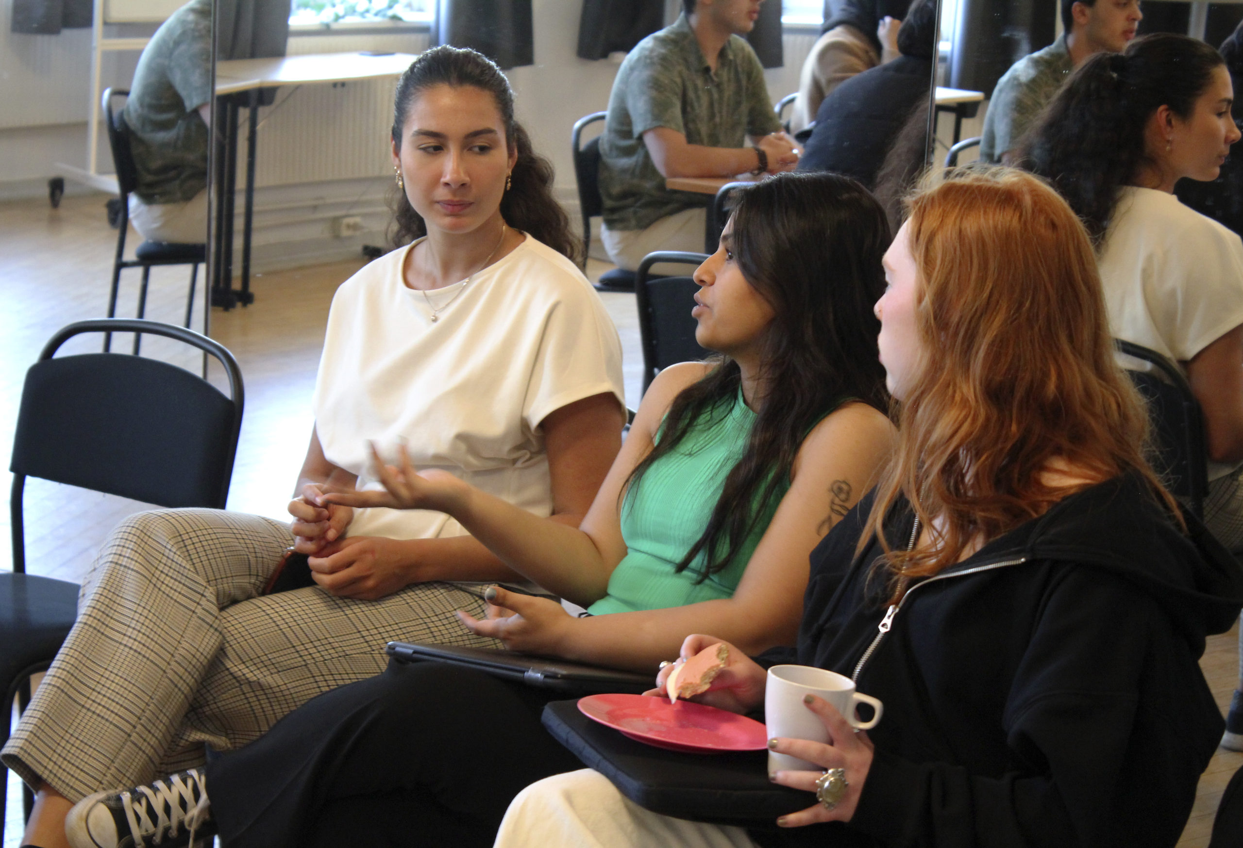 Bild på Sofia Vallin. Sanna Rezai och Kerstin Rhodin Christensen under verksamheten Elektras föreläsning på Fryshuset i Göteborg. 