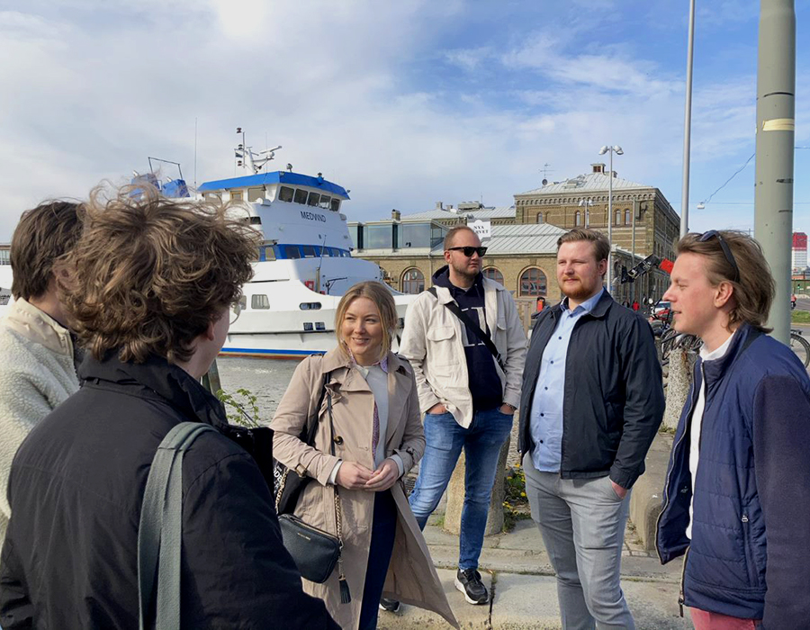 Hannah Björnerhag (mitten) gör sig redo för en guidad båttur genom Göteborgs hamn med Muf-medlemmarna (från höger) Philip Larsson, Robert Norrman och Max Hallberg. Till vänster står Max Rittberger och Edwin Friedlaender. 