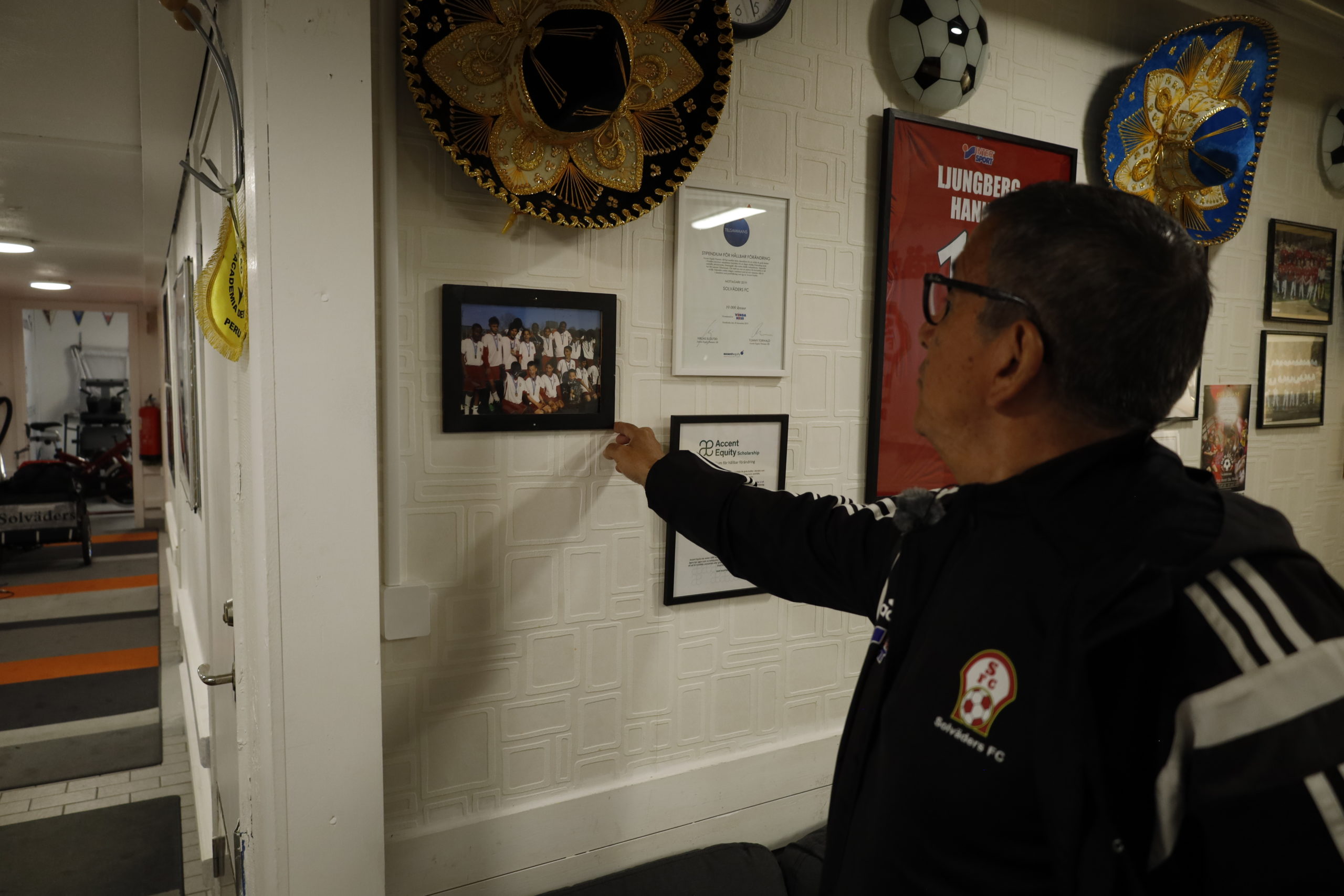 Hector tittar på fotona i föreningslokalen.