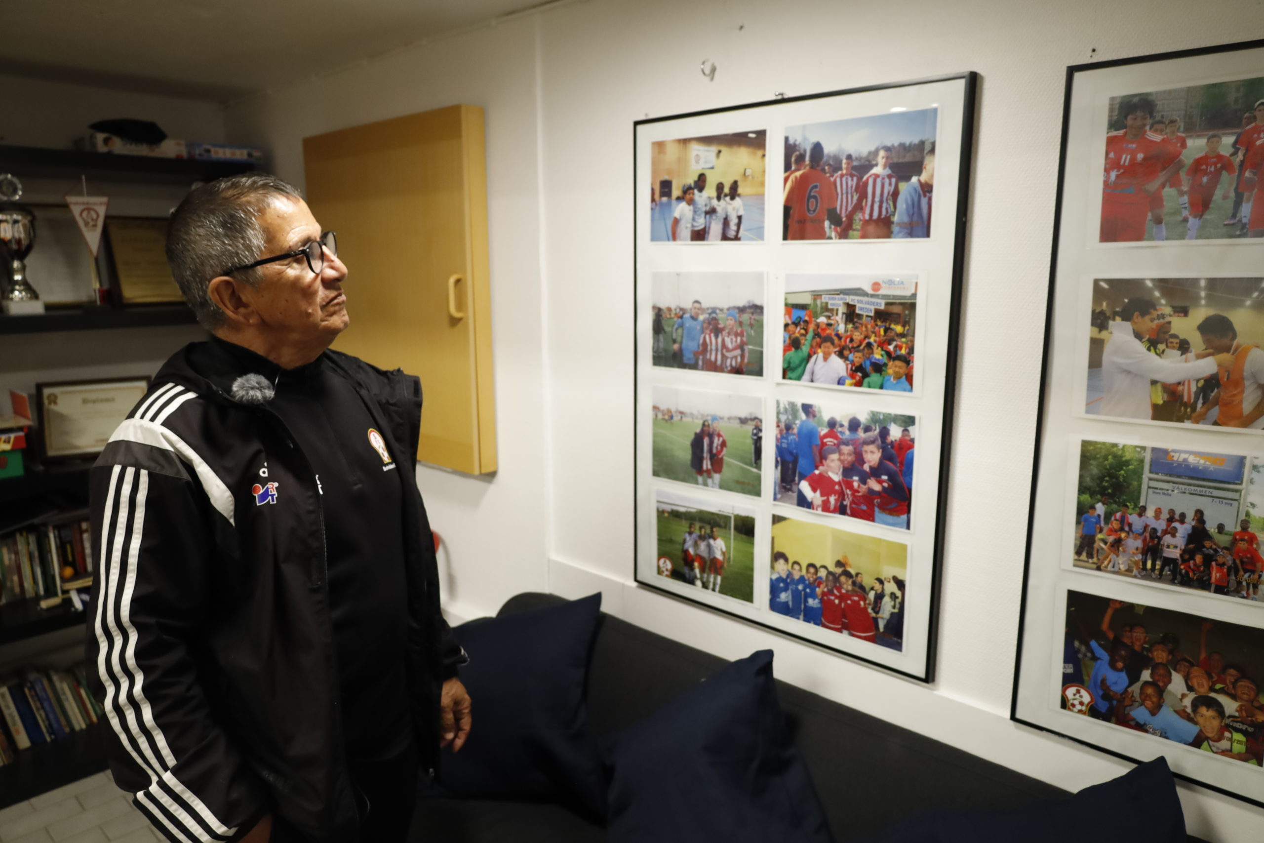 Hector tittar på fotona i föreningslokalen.