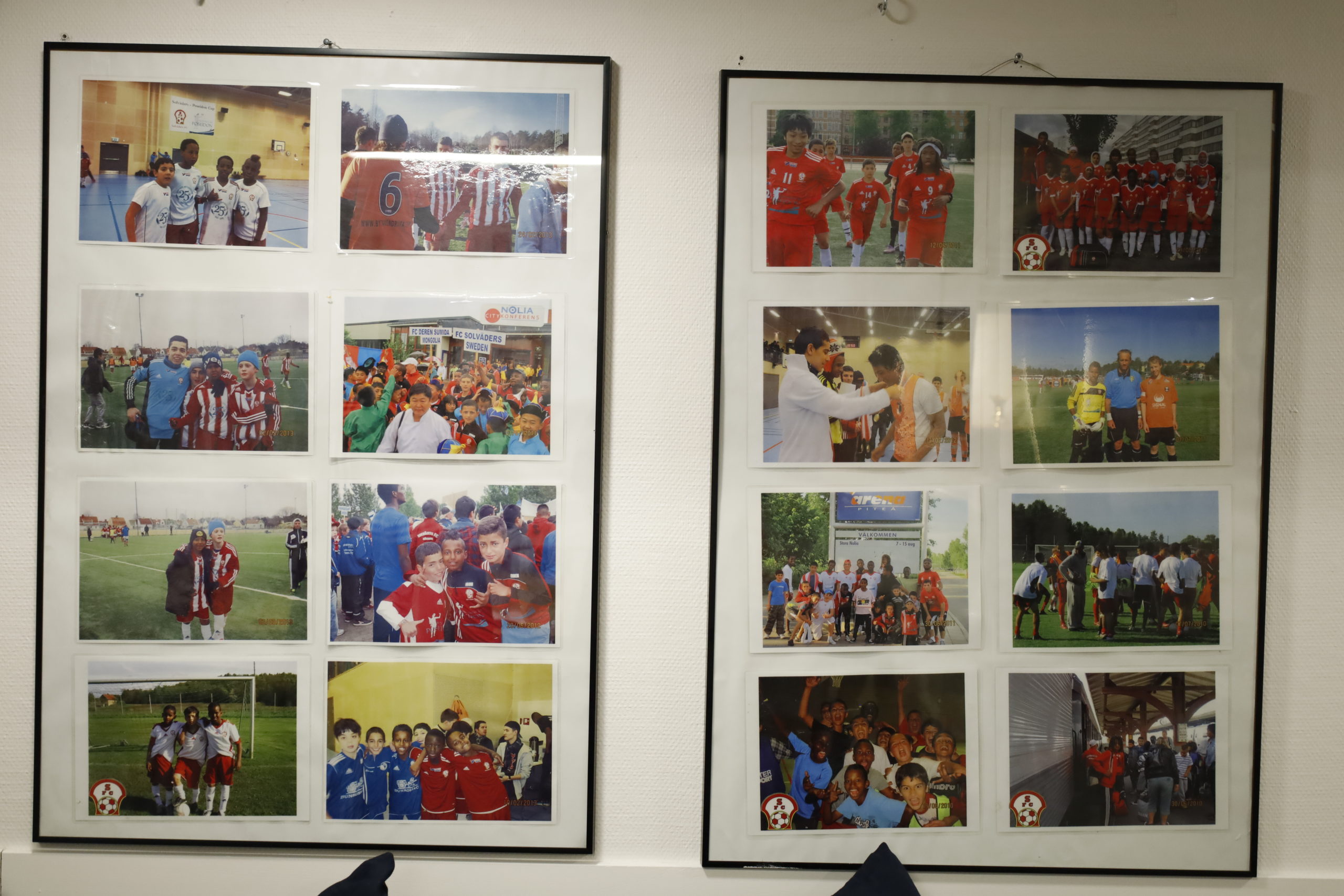 Hector tittar på fotona i föreningslokalen.