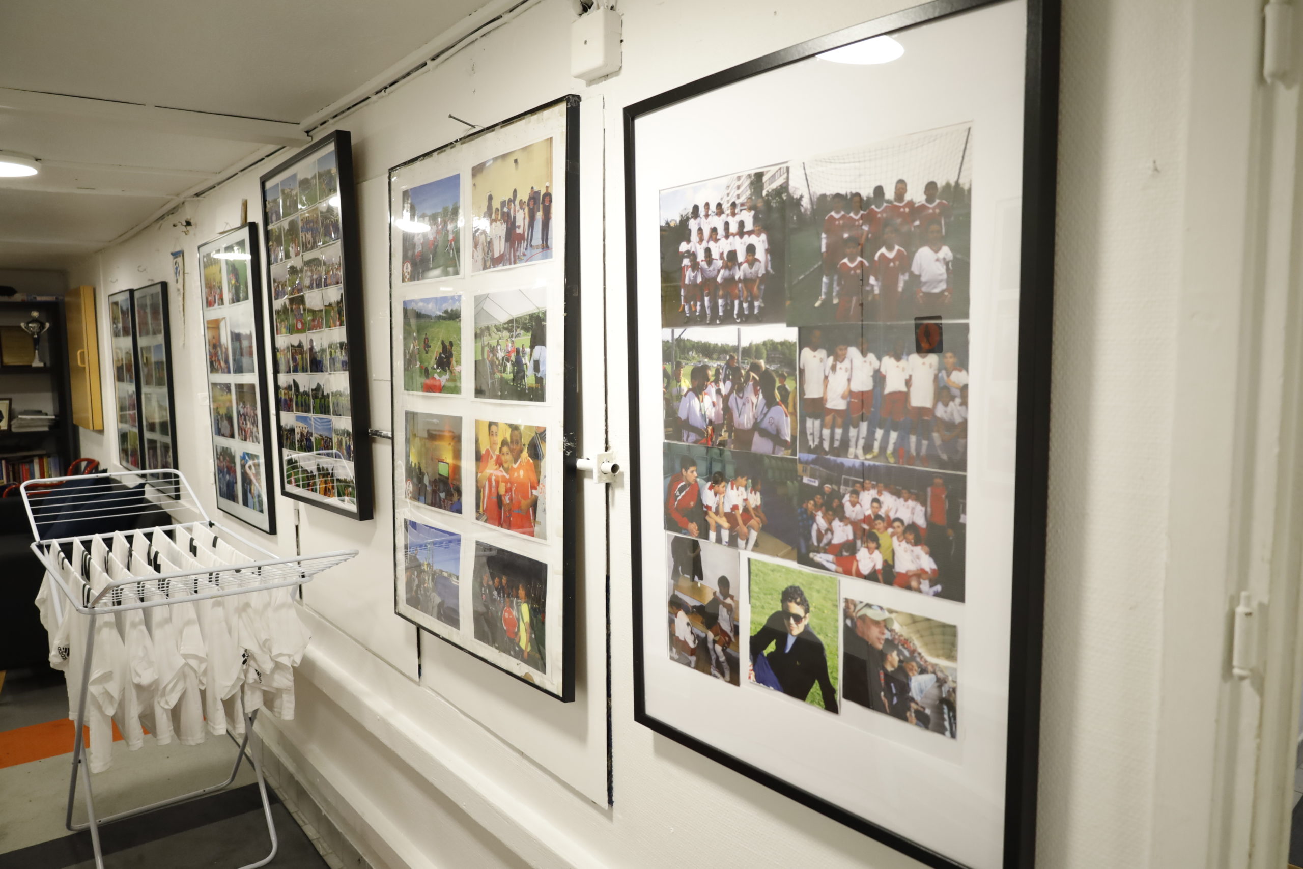 Hector tittar på fotona i föreningslokalen.