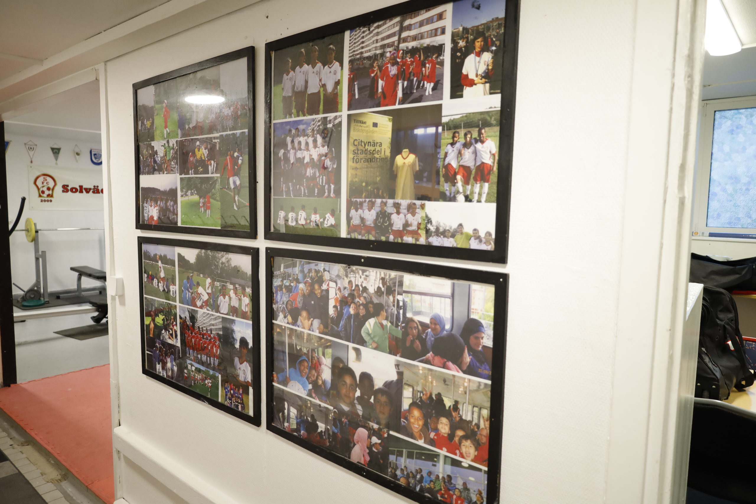 Hector tittar på fotona i föreningslokalen.