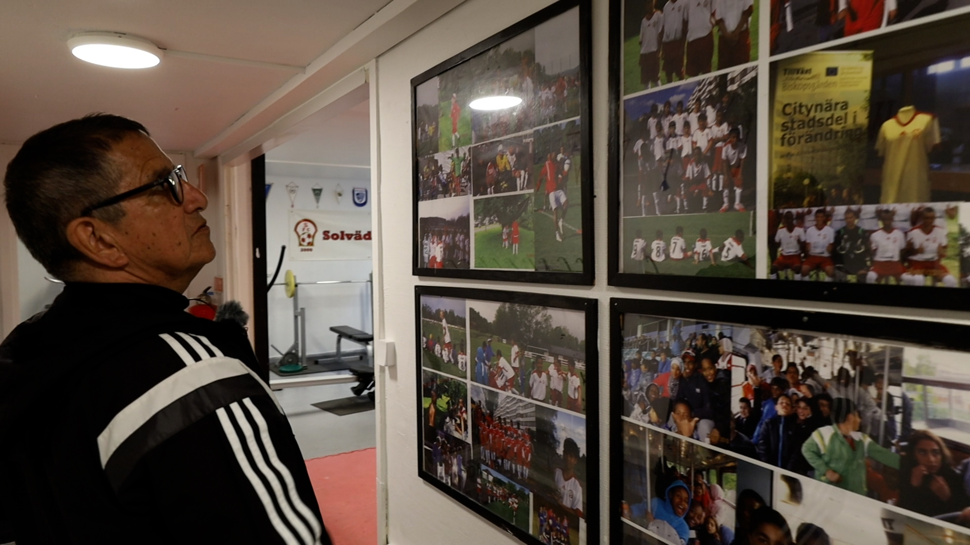 Hector tittar på fotona i föreningslokalen.