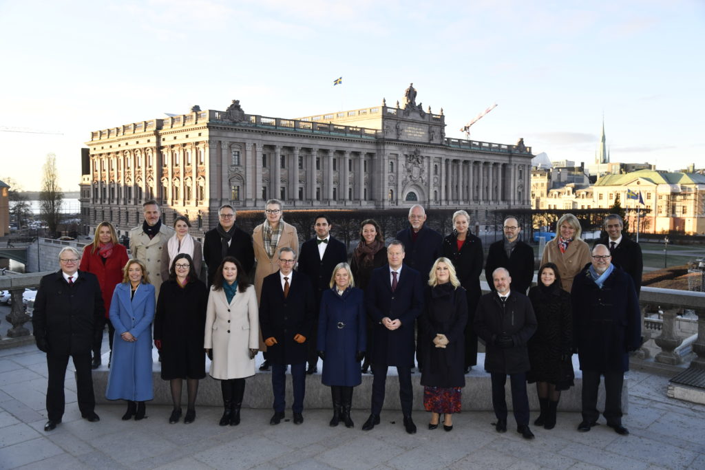Regeringen framför Riksdagshuset i Stockholm.